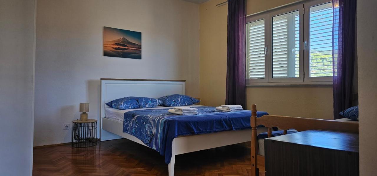 Coastal Charm: Pazanin Apartament Vinišće