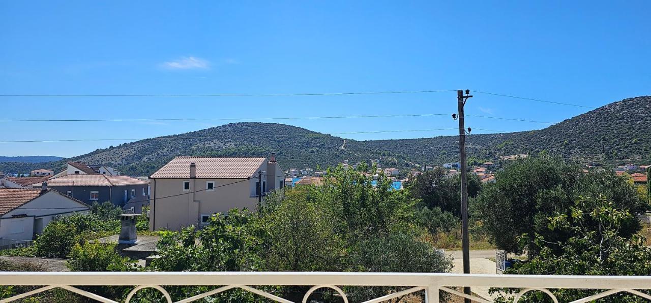 Coastal Charm: Pazanin Apartament *