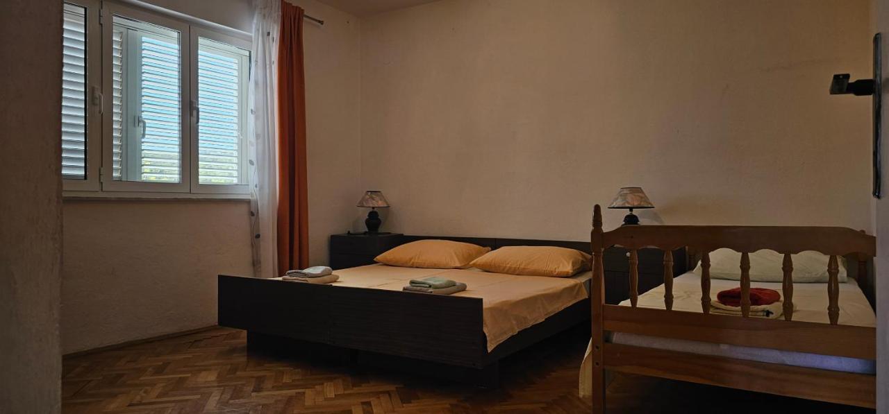 Coastal Charm: Pazanin Apartament *