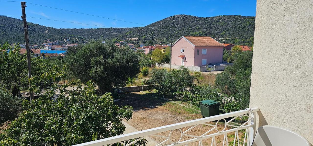 Coastal Charm: Pazanin * Vinišće