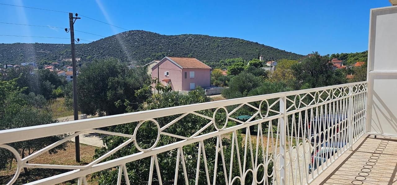 Coastal Charm: Pazanin Apartament *
