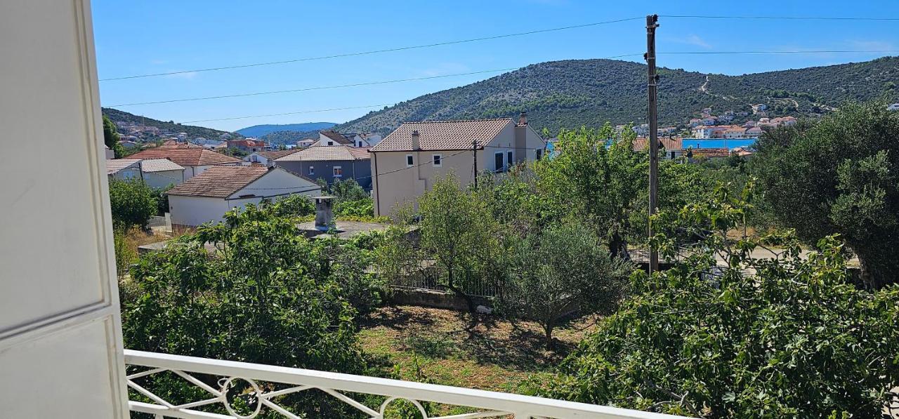 Coastal Charm: Pazanin Apartament *