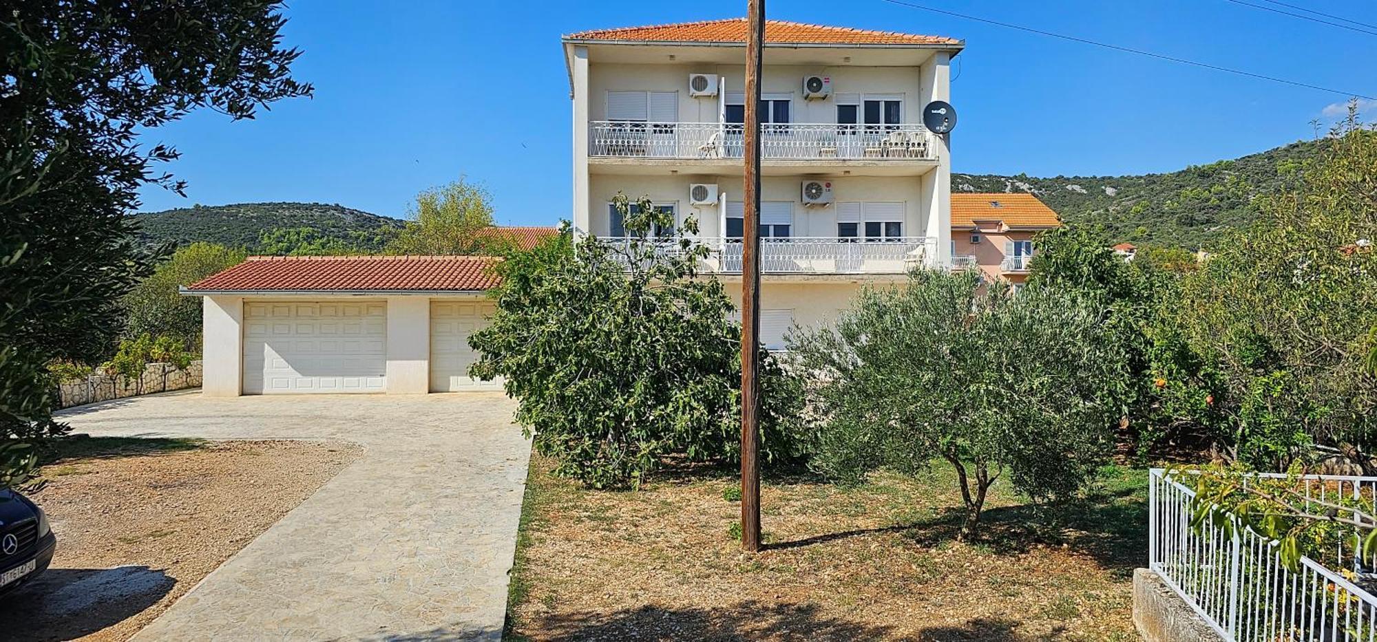 Coastal Charm: Pazanin Apartament Vinišće