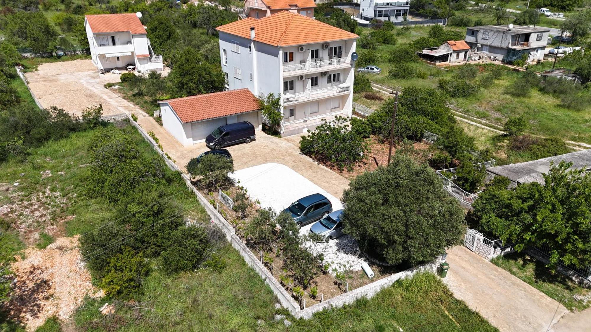 Coastal Charm: Pazanin Apartament *