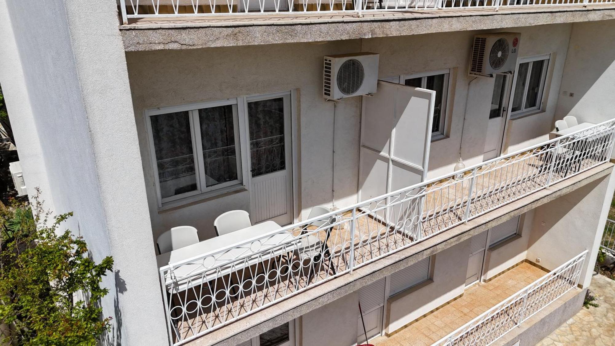 Coastal Charm: Pazanin Apartament Vinišće